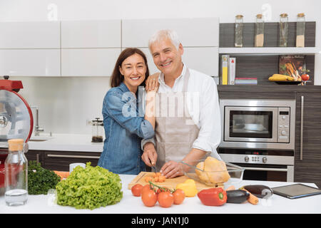 Älteres paar kochen Essen zu Hause Stockfoto