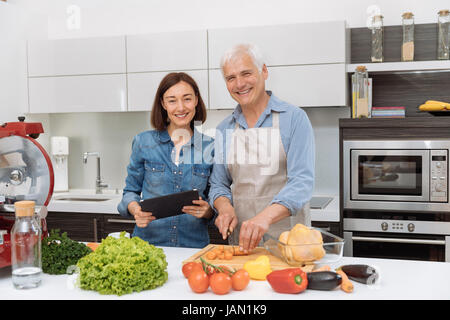 Älteres paar kochen Essen zu Hause Stockfoto
