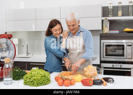 Älteres paar kochen Essen zu Hause Stockfoto