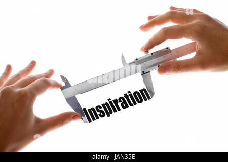 Zwei Hände halten ein Bremssattel, messen das Wort "Inspiration". Stockfoto