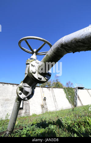 Große Fass mit Rohr Schließung Ventil in eine große Industrieanlage von unten fotografiert Stockfoto