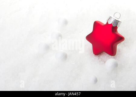 Rote Christbaumkugel als Weihnachtsstern Auf Schnee Stockfoto