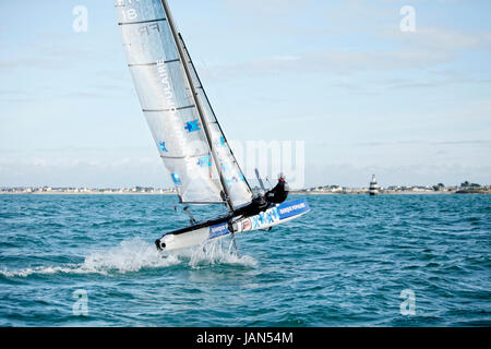 Armel Le Cléac'h und Kevin Escoffier von Banque Populaire Sailing Team und das fliegende Phantom. Das fliegende Phantom ist eine neue Generation von Folierung Stockfoto