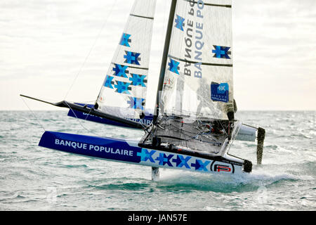 Armel Le Cléac'h und Kevin Escoffier von Banque Populaire Sailing Team und das fliegende Phantom. Das fliegende Phantom ist eine neue Generation von Folierung Stockfoto