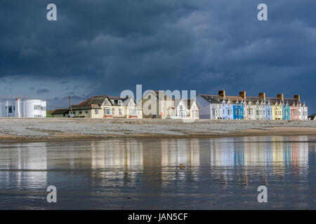 Häuser spiegelt sich auf dem nassen Sand von Borth Beach an der Westküste von Wales Stockfoto