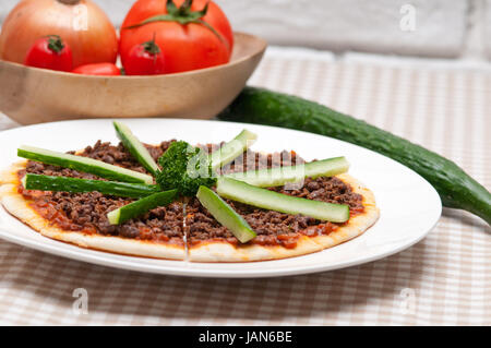 frisch gebackene Pizza türkische Rindfleisch mit Gurke obenauf Stockfoto