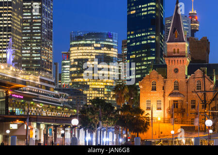 Alten Lagerhäusern nach Einbruch der Dunkelheit an Campbells Cove Steg in Sydney, Australien Stockfoto