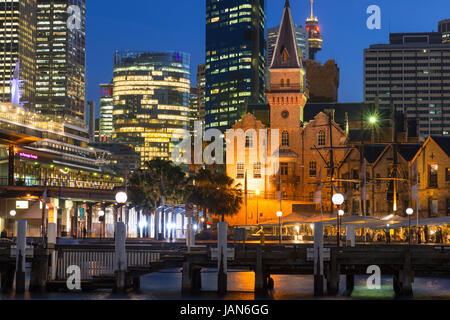 Alten Lagerhäusern nach Einbruch der Dunkelheit an Campbells Cove Steg in Sydney, Australien Stockfoto