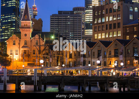 Alten Lagerhäusern nach Einbruch der Dunkelheit an Campbells Cove Steg in Sydney, Australien Stockfoto