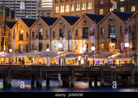 Alten Lagerhäusern nach Einbruch der Dunkelheit an Campbells Cove Steg in Sydney, Australien Stockfoto