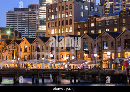 Alten Lagerhäusern nach Einbruch der Dunkelheit an Campbells Cove Steg in Sydney, Australien Stockfoto