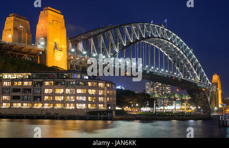 Sydney Harbour Bridge mit Hyatt Park Hotel in der Abenddämmerung. Sydney, NSW, Weintransporte. Stockfoto