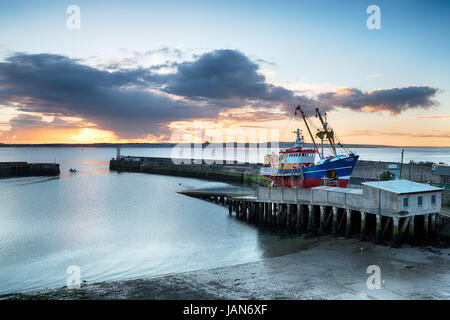 Sonnenaufgang über dem Hafen in Newlyn in der Nähe von Penzance in Cornwall Stockfoto