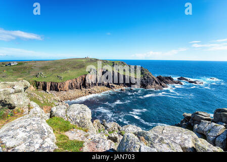 Zerklüftete Küste in Porth Loe in der Nähe von Lands End in Cornwall und Blick auf das Gwennap Head Stockfoto