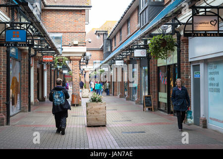 Ashford High Street, Stadtzentrum, Menschen zu Fuß in den Park Mall Einkaufszentrum, Ashford, Kent, Großbritannien Stockfoto