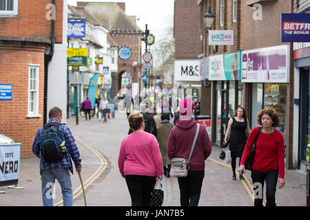 Ashford High Street, Stadtzentrum, Menschen zu Fuß in der Innenstadt Einkaufen, Ashford, Kent, Großbritannien Stockfoto