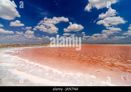 Rote und weiße Pool für Salzproduktion in La Guajira, Kolumbien Stockfoto