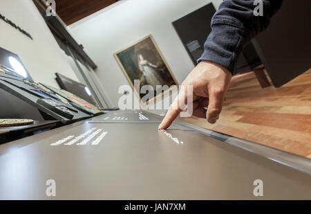 Madrid, Spanien - 24. Februar 2017: Blinde lesen Textbeschriftung in Braille-Schrift Sprache im nationalen archäologischen Museum von Madrid Stockfoto