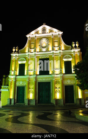 Sao Domingos, St. Dominic Kirche in Macau in der Nacht. Stockfoto