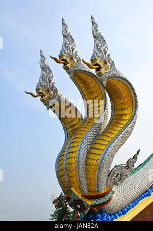 Thai Dragon oder König der Naga-Statue mit drei Köpfen. Stockfoto