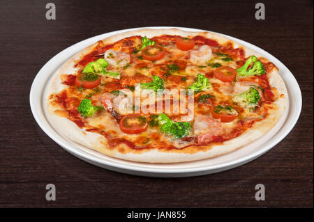 Pizza mit Shrimps und Broccoli am Tisch Stockfoto