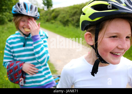 Zwei Mädchen, Radfahren auf dem Tissington und High Peak Trail in den Peak District, Großbritannien. Stockfoto