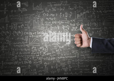 Frauen die hand Daumen hoch Zeichen vor der mathematischen Formeln auf Tafel gezeichnet Stockfoto