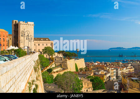 Castello Cagliari, Blick auf die mittelalterliche Stadtmauer umgibt die Altstadt Castello mit der Torre dell'Elefante in der Ferne, Cagliari, Sardinien. Stockfoto