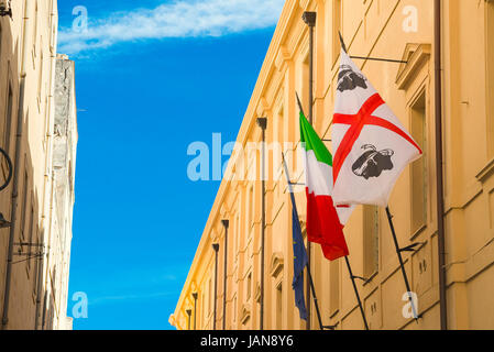 Castello Cagliari, eine sardische und einer italienischen Nationalflagge in der Universita per im historischen Castello Viertel von Cagliari, Sardinien gelegen. Stockfoto