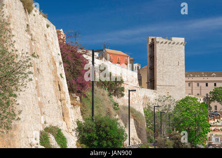 Castello Cagliari, Blick auf die mittelalterliche Stadtmauer umgibt die Altstadt Castello mit der Torre dell'Elefante in der Ferne, Cagliari, Sardinien. Stockfoto