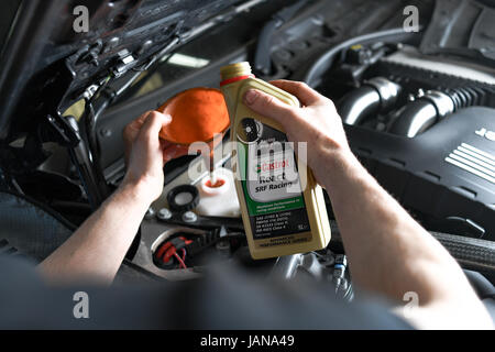 Bremsflüssigkeit bis gestürzt sein auf BMW M3 nach Bremsbelag ändern Stockfoto