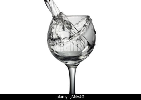 Farblose Flüssigkeit, Wasser wird Wodka in ein Glas Flüssigkeit in einem Lautsprecher, isoliert auf einem weißen Hintergrund gegossen. Stockfoto