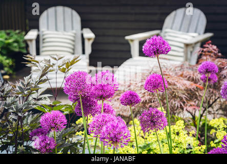 Gemütliche Lounge-Möbel auf begrünten Terrasse im Garten. Stockfoto