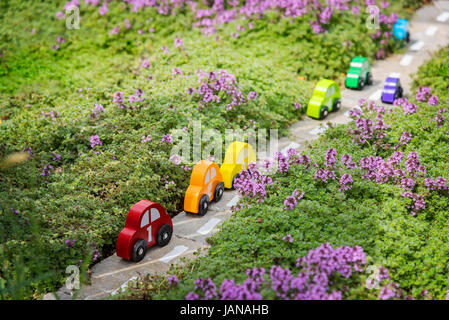 Verkehrskonzept - Holzspielzeug Autos im Garten. Stockfoto