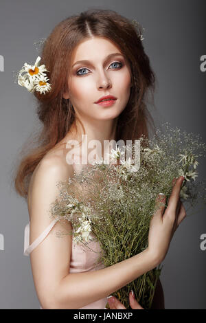 Stimmung. Portrait von Redhair nostalgische Frau mit Kräutern Stockfoto