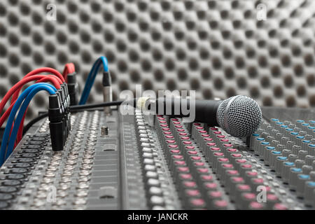 Mikrofon-close-up auf dem Studio-Mischpult Stockfoto