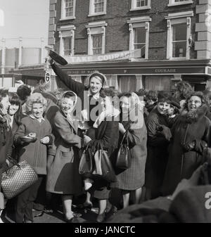 1965, historische, Bild zeigt die preisgekrönte Lady hochhalten ihrer Pfanne außerhalb der Prince Of Wales Pub in der jährlichen Pfannkuchen-Rennen auf der Old Kent Road, London, SE1. Stockfoto
