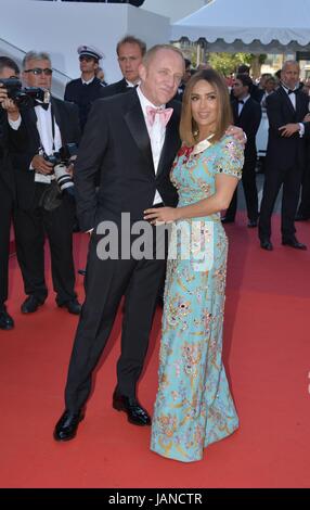 Salma Hayek (Kleid von Gucci) mit ihrem Ehemann Francois-Henri Pinault Ankunft auf dem roten Teppich für die 70. Cannes Film Festival feiern 23. Mai 2017 Foto Jacky Godard Stockfoto