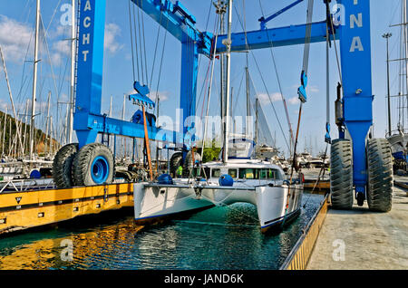 Cruising Katamaran von Marina Bootskran aus dem Wasser gehoben werden... Stockfoto