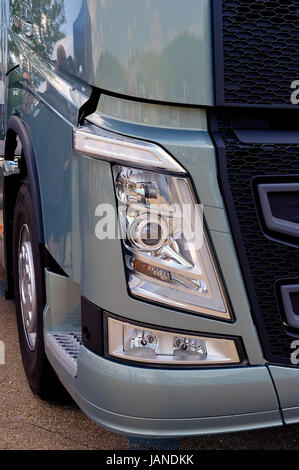 Close-up auf einen Scheinwerfer des neuen LKW Stockfoto