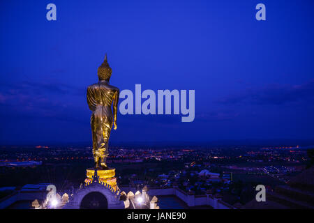 Buddha-Statue Phra, dass Khao Noi Tempel nach Sonnenuntergang in Nan, nördlichen Provinz von Thailand. Stockfoto