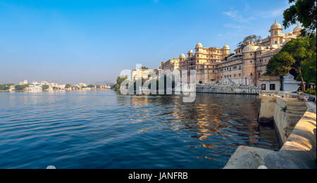 Pichola-See und City Palace in Udaipur. Udaipur, bekannt als Stadt der Seen, abgesehen von seiner Geschichte, Kultur und malerischen Orten, ist es bekannt für seine Rajput-Ära Paläste. Rajasthan, Indien, Asien Stockfoto