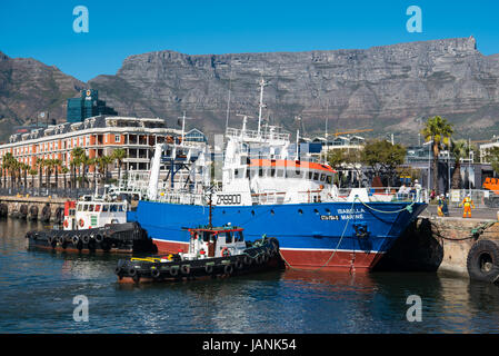 Malerische Aussicht auf den Tafelberg mit dem Hafen im Vordergrund Stockfoto