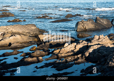 Felsen in der Nähe der Küste, leuchtet im Morgenlicht Stockfoto