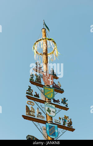 BRD, Nordrhein-Westfalen, Hochsauerlandkreis, Meschede, Winzinger Platz, Zunftbaum Stockfoto