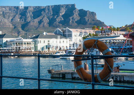 Lebensrettende Ring im Vordergrund mit dem Tafelberg im Hintergrund an der V & A Waterfront Stockfoto