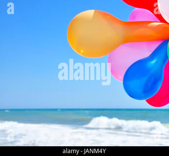 Bunte Luftballons vor dem Hintergrund des Meeres und blauer Himmel, sonnigen Sommertag Stockfoto