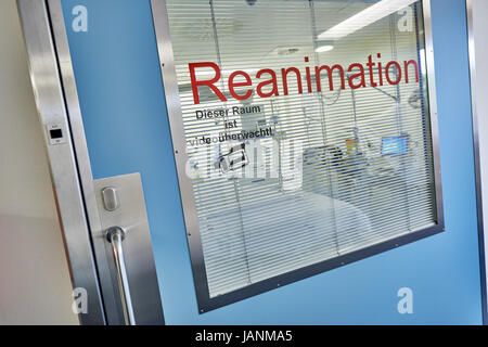 Schiebetür mit Schriftzug "Reanimation" vor leeren Reanimation Zimmer im Krankenhaus Stockfoto