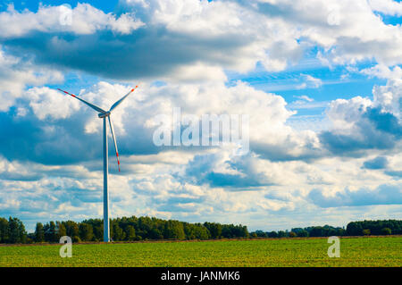 Ein Bild der Windturbine an sonnigen Tag Stockfoto