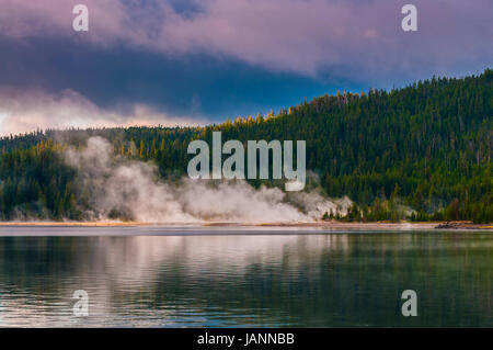 West Thumb Geyser Basin von Yellowstone Lake aus gesehen Stockfoto